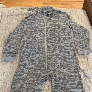 Kenneth Cole Reaction Gray Camouflage Hooded Onesie men’s size L